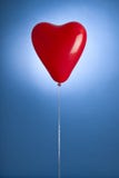 Aerostato rosso a forma di del cuore fotografie stock Aerostato rosso a forma di del cuore fotografie stock