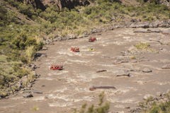 Afdaling in rivier het rafting in de bergen van de Andes royalty-vrije stock fotografie Afdaling in rivier het rafting in de bergen van de Andes royalty-vrije stock fotografie