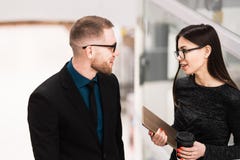 Aff?rsman och aff?rskvinna som diskuterar n?got under kaffeavbrottet fotografering för bildbyråer Aff?rsman och aff?rskvinna som diskuterar n?got under kaffeavbrottet fotografering för bildbyråer
