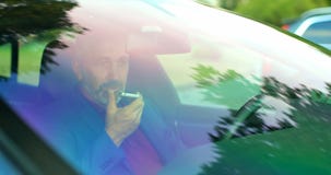 Aff?rsman som talar p? mobiltelefonen i en bil 4k lager videofilmer Aff?rsman som talar p? mobiltelefonen i en bil 4k lager videofilmer