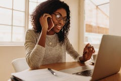 Affaires de gestion d'entrepreneur de femme de maison avec le téléphone portable images stock Affaires de gestion d'entrepreneur de femme de maison avec le téléphone portable images stock