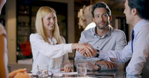 Affare e stretta di mano di firma del contratto della donna Riunione dell'ufficio del lavoro di gruppo di affari corporativi Un u archivi video Affare e stretta di mano di firma del contratto della donna Riunione dell'ufficio del lavoro di gruppo di affari corporativi Un u archivi video