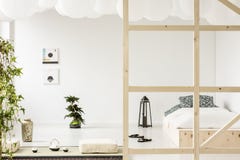 Affiches op witte muur boven bonsai in slaapkamerbinnenland met lantaarn stock foto's Affiches op witte muur boven bonsai in slaapkamerbinnenland met lantaarn stock foto's