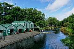 Affitti di Pleasureboat sul fiume Avon, Christchurch, Nuova Zelanda fotografia stock libera da diritti Affitti di Pleasureboat sul fiume Avon, Christchurch, Nuova Zelanda fotografia stock libera da diritti