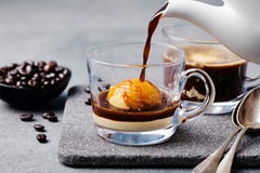 Affogato kaffe med glass på en glass kopp arkivbilder Affogato kaffe med glass på en glass kopp arkivbilder