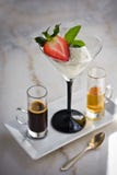 Affogato med med glass, jordgubbar, mintkaramellsidor, espresso och likör på marmorerar tabellen royaltyfri foto Affogato med med glass, jordgubbar, mintkaramellsidor, espresso och likör på marmorerar tabellen royaltyfri foto