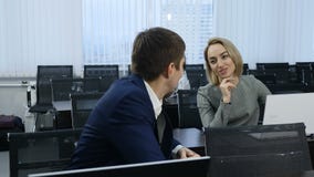 Affär och kontorslivbegrepp Gruppen av coworkers sitter i salongen, hörsal Skjutit i 4 K arkivfilmer Affär och kontorslivbegrepp Gruppen av coworkers sitter i salongen, hörsal Skjutit i 4 K arkivfilmer