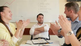 Affär Team Of Young Serious People som tycker om att arbeta tillsammans Millennials grupp som talar ha gyckel i hemtrevligt konto lager videofilmer Affär Team Of Young Serious People som tycker om att arbeta tillsammans Millennials grupp som talar ha gyckel i hemtrevligt konto lager videofilmer