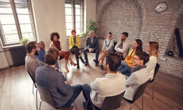 Affärsfolk som talar på gruppmötet royaltyfria bilder Affärsfolk som talar på gruppmötet royaltyfria bilder