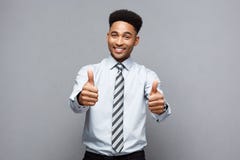 Affärsidé - lyckad duns för afrikansk amerikanaffärsmanvisning upp framme av honom royaltyfri fotografi Affärsidé - lyckad duns för afrikansk amerikanaffärsmanvisning upp framme av honom royaltyfri fotografi
