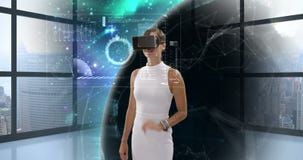 Affärskvinna som använder virtuell verklighetexponeringsglas Affärskvinna som använder virtuell verklighetexponeringsglas