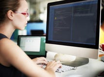 AffärskvinnaprogrammerareWorking Busy Software begrepp arkivbild AffärskvinnaprogrammerareWorking Busy Software begrepp arkivbild