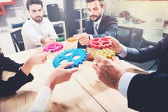 Affärslaget förbinder stycken av kugghjul Teamwork-, partnerskap- och integrationsbegrepp royaltyfri fotografi Affärslaget förbinder stycken av kugghjul Teamwork-, partnerskap- och integrationsbegrepp royaltyfri fotografi