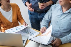Affärslagsamarbete som diskuterar arbeta analysering med finansiella data och att marknadsföra tillväxtrapportgrafen i lag, arkivbilder Affärslagsamarbete som diskuterar arbeta analysering med finansiella data och att marknadsföra tillväxtrapportgrafen i lag, arkivbilder
