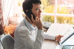 Affärsman med exponeringsglas som kallar på mobiltelefonen royaltyfria foton Affärsman med exponeringsglas som kallar på mobiltelefonen royaltyfria foton