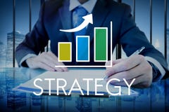 Affärsman med strategitext och den ökande grafsamkopieringen royaltyfri bild Affärsman med strategitext och den ökande grafsamkopieringen royaltyfri bild