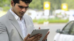 Affärsman som använder en digital tablet arkivfilmer Affärsman som använder en digital tablet arkivfilmer