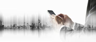 Affärsman som använder smartphonen med staden, begrepp för affärskommunikationsteknologi arkivbilder Affärsman som använder smartphonen med staden, begrepp för affärskommunikationsteknologi arkivbilder