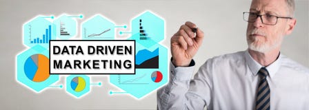 Affärsman som drar datadrivet marknadsföringsbegrepp arkivbild Affärsman som drar datadrivet marknadsföringsbegrepp arkivbild