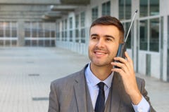 Affärsman som kallar med den trådlösa landlinetelefonen för gammal stil arkivbilder Affärsman som kallar med den trådlösa landlinetelefonen för gammal stil arkivbilder