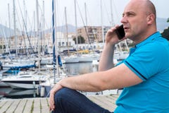 Affärsman som nästan talar på telefonen den lyxiga hamnen royaltyfri foto Affärsman som nästan talar på telefonen den lyxiga hamnen royaltyfri foto