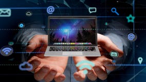 Affärsman som rymmer en dator som omger vid app och social ico royaltyfri foto Affärsman som rymmer en dator som omger vid app och social ico royaltyfri foto