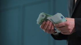 Affärsman som räknar eurosedlar Ett affärsavtal med överföringen av pengar Närbilden av mannen ger en bunt av euro lager videofilmer Affärsman som räknar eurosedlar Ett affärsavtal med överföringen av pengar Närbilden av mannen ger en bunt av euro lager videofilmer