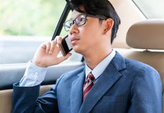 Affärsman som talar på telefonen i bil arkivfoto Affärsman som talar på telefonen i bil arkivfoto