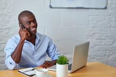 Affärsman som talar på telefonen med klienter arkivbild Affärsman som talar på telefonen med klienter arkivbild