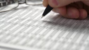 Affärsmanarbete och beräkningsfinans begrepp för finansiell redovisning för affär closeuphänder Affärsmanarbete och beräkningsfinans begrepp för finansiell redovisning för affär closeuphänder