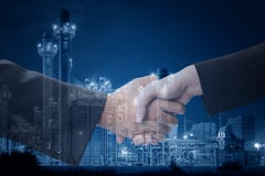 Affärsmanhandskakning på industriellt royaltyfri fotografi Affärsmanhandskakning på industriellt royaltyfri fotografi