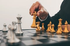 Affärsmanledarskap som spelar plan för schack och för tänkande strategi om krasch för att omstörta det motsatta laget och utveckl royaltyfri foto Affärsmanledarskap som spelar plan för schack och för tänkande strategi om krasch för att omstörta det motsatta laget och utveckl royaltyfri foto