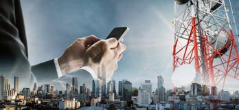 Affärsmannen för dubbel exponering som använder smartphonen med cityscape och telekommunikationen står högt arkivfoton Affärsmannen för dubbel exponering som använder smartphonen med cityscape och telekommunikationen står högt arkivfoton