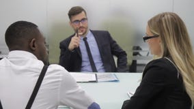 Affärsmannen på förhandlingsbordet frågar fråga till internationella experter stock video Affärsmannen på förhandlingsbordet frågar fråga till internationella experter stock video
