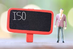 Affärsmanställning nära trätecken av ISO-text fotografering för bildbyråer Affärsmanställning nära trätecken av ISO-text fotografering för bildbyråer