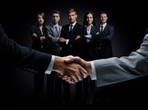 Affärsmän som skakar handen för att bli partner med royaltyfri foto Affärsmän som skakar handen för att bli partner med royaltyfri foto