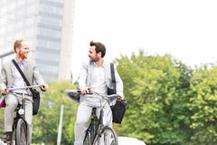Affärsmän som talar, medan att rida cyklar utomhus arkivbild Affärsmän som talar, medan att rida cyklar utomhus arkivbild