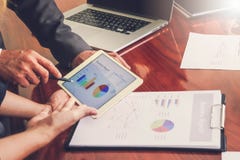 Affärsmöten, dokument, försäljningsanalys, analys resulterar, arkivfoton Affärsmöten, dokument, försäljningsanalys, analys resulterar, arkivfoton
