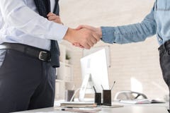 Affärspartners som skakar händer över tabellen arkivbilder Affärspartners som skakar händer över tabellen arkivbilder