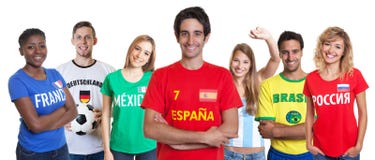 Aficionado al fútbol español de risa con el grupo que anima de otras fans imagen de archivo Aficionado al fútbol español de risa con el grupo que anima de otras fans imagen de archivo