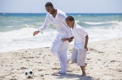 Afrikaans Amerikaans de Voetbalvoetbal van Vaderson playing beach stock foto Afrikaans Amerikaans de Voetbalvoetbal van Vaderson playing beach stock foto