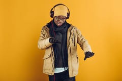 Afrikaans-Amerikaanse mens die in hoofdtelefoons aan muziek luisteren stock afbeelding Afrikaans-Amerikaanse mens die in hoofdtelefoons aan muziek luisteren stock afbeelding