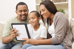 Afrikaanse Amerikaanse Familie die de Computer van de Tablet met behulp van royalty-vrije stock foto's Afrikaanse Amerikaanse Familie die de Computer van de Tablet met behulp van royalty-vrije stock foto's