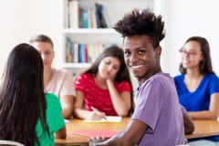Afrikaanse Amerikaanse mannelijke student die met groep studenten leren royalty-vrije stock foto Afrikaanse Amerikaanse mannelijke student die met groep studenten leren royalty-vrije stock foto