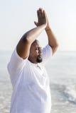 Afrikaanse Amerikaanse mens het praktizeren yoga bij het strand royalty-vrije stock afbeeldingen Afrikaanse Amerikaanse mens het praktizeren yoga bij het strand royalty-vrije stock afbeeldingen