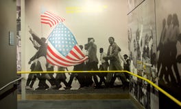 Afrikaanse Amerikanen die het tentoongestelde voorwerp van de muurmuurschildering binnen het Nationale Burgerrechtenmuseum marche royalty-vrije stock afbeeldingen Afrikaanse Amerikanen die het tentoongestelde voorwerp van de muurmuurschildering binnen het Nationale Burgerrechtenmuseum marche royalty-vrije stock afbeeldingen