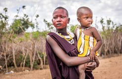 Afrikaanse vrouwen die traditionele kleren in Masai-stam dragen royalty-vrije stock foto's Afrikaanse vrouwen die traditionele kleren in Masai-stam dragen royalty-vrije stock foto's