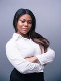 Afrikanische Geschäftsfrau, die mit den Armen gefaltet steht Lizenzfreie Stockfotos Afrikanische Geschäftsfrau, die mit den Armen gefaltet steht Lizenzfreie Stockfotos