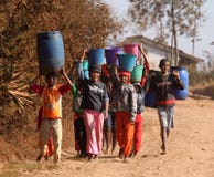 Afrikanische Kinder, die Wasser tragen stockfotos Afrikanische Kinder, die Wasser tragen stockfotos