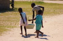 Afrikanische Kinder tragen Wasser zu Hause stockfoto Afrikanische Kinder tragen Wasser zu Hause stockfoto